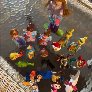 Green and Blue Action Figures Playset